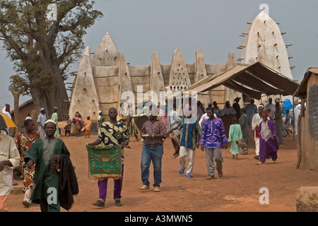 Les fidèles du village de quitter la mosquée après la prière du vendredi Larabanga, Larabanga, dans le Nord du Ghana, Afrique de l'Ouest. Banque D'Images