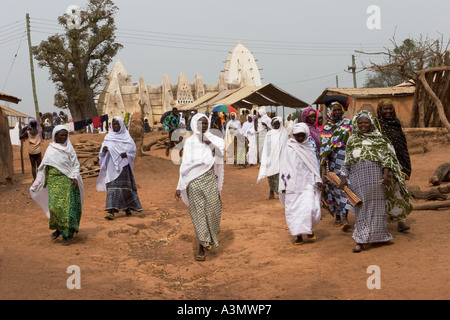 Les fidèles du village de quitter la mosquée après la prière du vendredi Larabanga, Larabanga, dans le Nord du Ghana, Afrique de l'Ouest. Banque D'Images