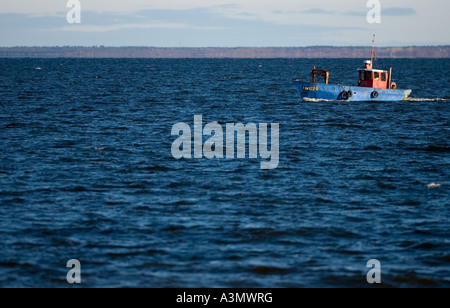 Petit rouge et bleu Finnish chalutier de pêche en mer , Finlande Banque D'Images