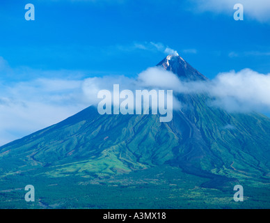 Mt Mayon, le volcan le plus actif des Philippines, près de la ville de Legazpi, dans le sud de Luzon, aux Philippines. Banque D'Images