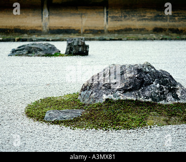 Rocks moss et gravier ratissé au 16ème siècle au jardin Zen du temple de Ryoanji Japon Kyoto Banque D'Images