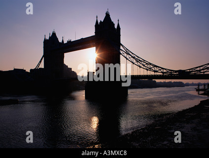 Tower Bridge qui se profile au lever du soleil Londres Grande Bretagne Banque D'Images