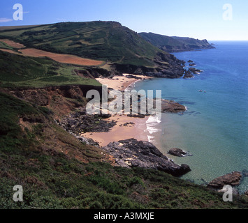 Plages de sable isolée ci-dessous sur le Rock Gara South Devon coast Banque D'Images