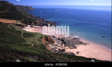 Plages de sable isolée ci-dessous sur le Rock Gara South Devon coast Banque D'Images