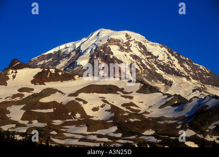 Lumière du soir sur le Mont Rainier au-dessus de la crête de pulvérisation de Curtis Park Mount Rainier National Park Washington Banque D'Images