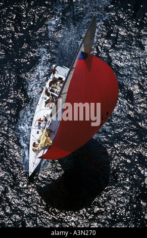 Bateau de course voiles sous le vent sous spi rouge Banque D'Images