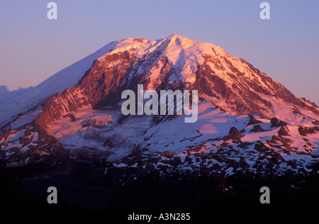 Lumière du soir sur le mur de Willis et Mt Rainier de dessus le lac Summit dans le désert Clearwater Florida Banque D'Images