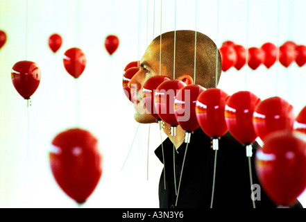 L'installation l'artiste Michael Petry inspecte certains de ses 144 main rouge coeurs en verre soufflé Banque D'Images