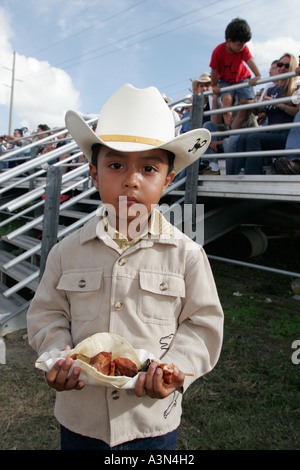 Miami Florida,Homestead,championnat de rodéo,hispanique garçon garçons enfants garçons nourriture, chapeau de cowboy,FL06013067 Banque D'Images