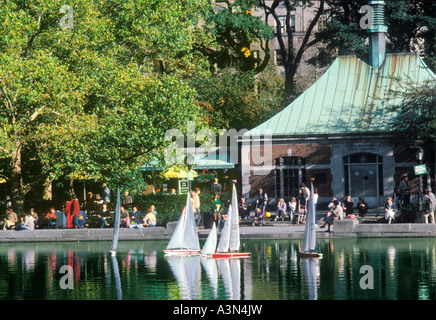 New York City, Central Park, Central Park Boat Pond, Boat Basin, Conservatory Water, maquettes de bateaux et foules devant les trottoirs Boathouse. Banque D'Images