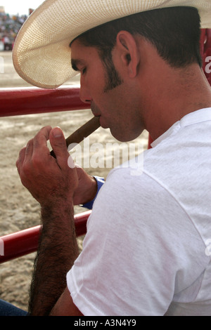 Miami Florida,Homestead,championnat Rodeo,hispanique homme hommes, lumières cigare,FL060130484 Banque D'Images