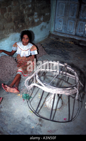 Un enfant travaille dans les fabriques de tapis d'Uttar Pradesh en Inde Les enfants sont victimes de la servitude pour dettes de Bihar et le Népal leurs petits doigts sont habiles à manipuler les threads les tapis pour vendre des milliers de dollars à New York et à Paris, les enfants qui les fabriquent sont essentiellement des esclaves Banque D'Images