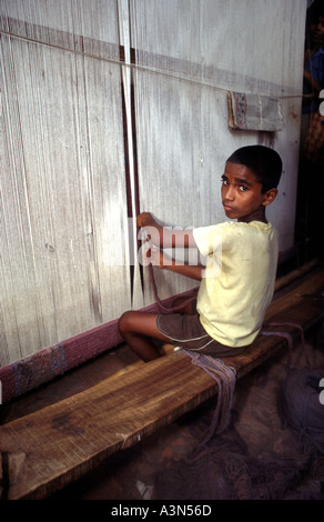 Un enfant travaille dans les fabriques de tapis d'Uttar Pradesh en Inde Les enfants sont victimes de la servitude pour dettes de Bihar et le Népal leurs petits doigts sont habiles à manipuler les threads les tapis pour vendre des milliers de dollars à New York et à Paris, les enfants qui les fabriquent sont essentiellement des esclaves Banque D'Images