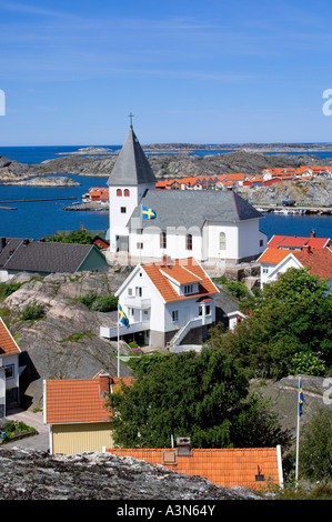 Église et village de Skarhamn sur île de Tjorn sur la côte ouest de la Suède Banque D'Images