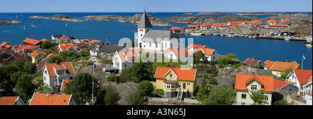 Église et village de Skarhamn sur île de Tjorn sur la côte ouest de la Suède Banque D'Images