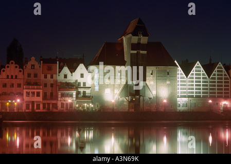 La grande grue à la rivière Motlawa Gdansk dans la nuit, Pologne Banque D'Images