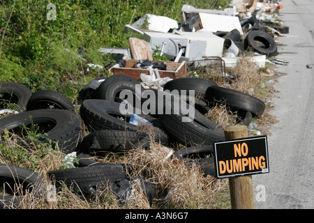 Miami Florida,Homestead,panneau,logo,le bord de la route de dumping illégal,pneus,appareils,déchets,pollution,les visiteurs Voyage touristique touristique touristique repère la Banque D'Images