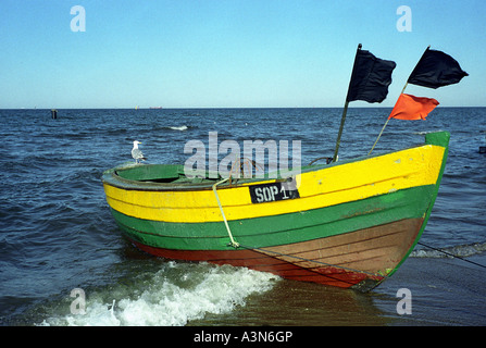 Un bateau sur la plage de Sopot, Pologne Banque D'Images