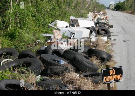 Miami Florida,Homestead,panneau,logo,le bord de la route de dumping illégal,pneus,appareils,déchets,pollution,les visiteurs Voyage touristique touristique touristique repère la Banque D'Images