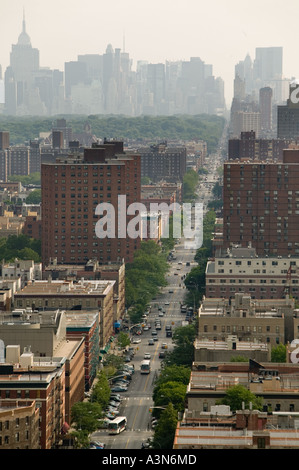Vers le sud à la vue aérienne de Harlem Frederick Douglass bas 8e Avenue Avenue vers Central Park et Manhattan à New Banque D'Images