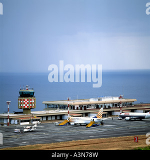 Le terminal de l'AÉROPORT ET LA TOUR DE CONTRÔLE L'île de Madère, Portugal Banque D'Images