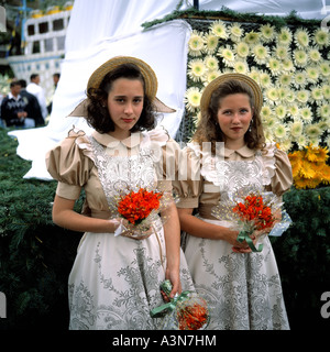 Deux filles avec costume traditionnel et un chapeau à fleur de printemps FESTIVAL FUNCHAL MADÈRE PORTUGAL Banque D'Images