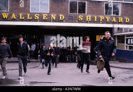 Chantier naval SWAN 1985 WALLSEND NEWCASTLE WALLSEND CHASSEURS FIN DE SHIFT COPYRIGHT Banque D'Images