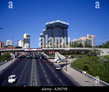 L'AUTOROUTE URBAINE ET TORRES DAS AMOREIRAS SHOPPING CENTER ET BUREAUX BÂTIMENTS LISBONNE PORTUGAL Banque D'Images