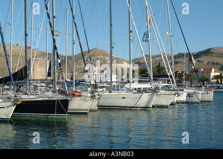 Bateaux et yachts amarrés au port de plaisance à Trogir Croatie avec la forteresse et l'Église en arrière-plan Banque D'Images