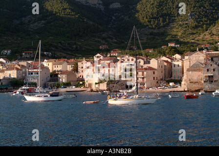 La zone du port et ville de Postira sur l'île de Vis en Croatie Banque D'Images