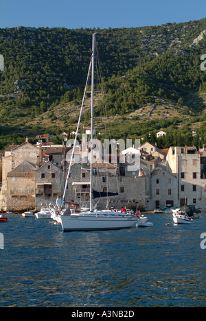 La zone du port et ville de Postira sur l'île de Vis en Croatie Banque D'Images