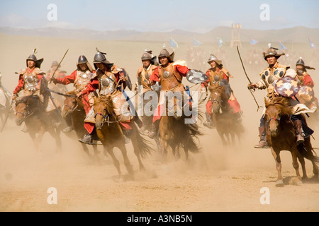 Les soldats de Gengis Khan à cheval avec spears tirée Banque D'Images