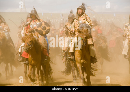 Les soldats de Gengis Khan à cheval, armés de lances et de boucliers Banque D'Images