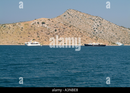 Yachts de luxe ancré dans la région de Croatie Telascica Luka Banque D'Images