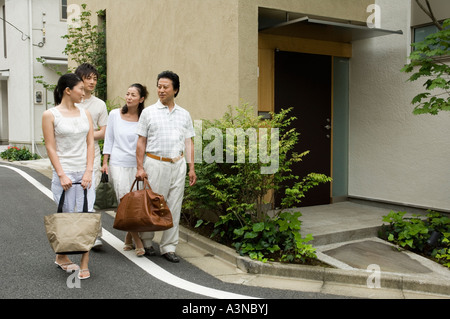 Une famille marcher avec assurance Banque D'Images