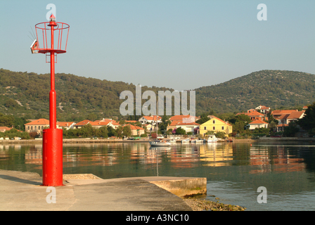 Gyrophare rouge à l'entrée au port de marquage sur l'île de Veli Iz otok croatie Banque D'Images