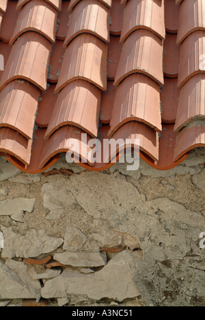 Des toits de tuiles rouges et de vieux mur à construire en Tribunj Croatie Banque D'Images