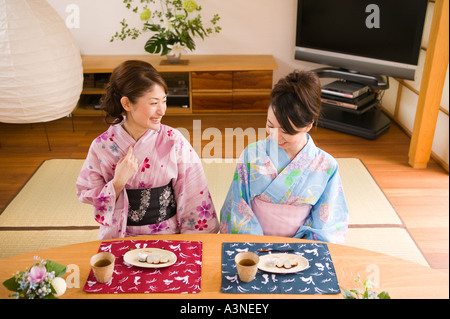 Deux jeunes femmes portant un yukata assis