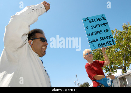 Des fans de Michael Jackson lors de son procès pour des accusations de pédophilie au palais de Santa Maria en Californie en 2005 Banque D'Images