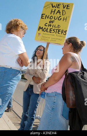 Des fans de Michael Jackson lors de son procès pour des accusations de pédophilie au palais de Santa Maria en Californie en 2005 Banque D'Images