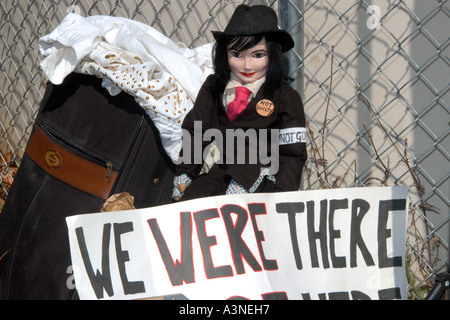 Des fans de Michael Jackson lors de son procès pour des accusations de pédophilie au palais de Santa Maria en Californie en 2005 Banque D'Images