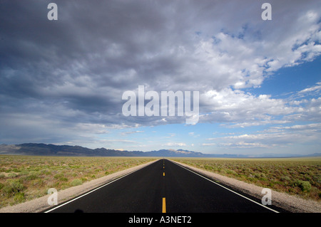 La route terrestre supplémentaire près de la zone 51 au Nevada USA Banque D'Images