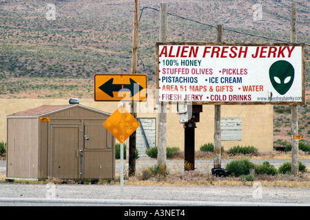 Panneau routier terrestre supplémentaire près de la zone 51 au Nevada USA Banque D'Images