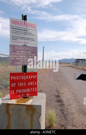 Zone 51 barrière avec une force mortelle panneau d'avertissement près de l'autoroute terrestre supplémentaire NEVADA USA Banque D'Images