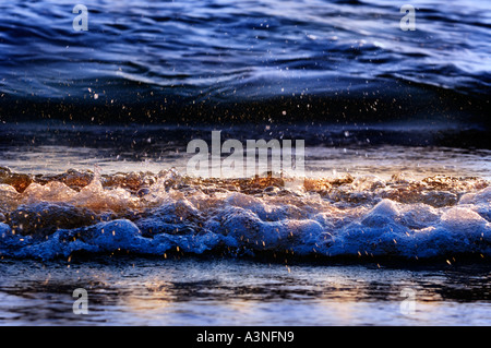 Soirée coucher de soleil sur Delray public Beach Florida avec un éclat de soleil doré se reflétant sur les vagues de l'océan. Autoroute A1A N Ocean Blvd. Plages écologiques et océans biodivers. Banque D'Images