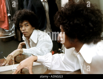 JIMI HENDRIX dans sa loge au Saville Theatre, Londres, en juin 1967. Photo Tony Gale Banque D'Images