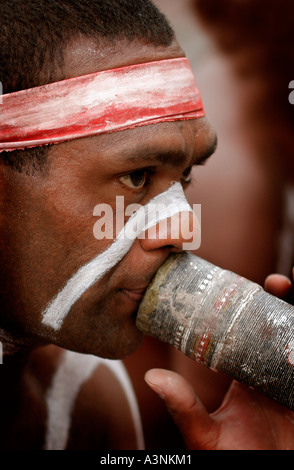 Close-up portrait of an Australian Aboriginal jouant le didgeridoo. Banque D'Images