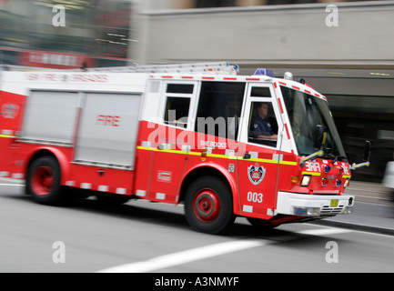 Fire Engine avec circulation sur chemin de l'urgence rocks Sydney Australie Banque D'Images