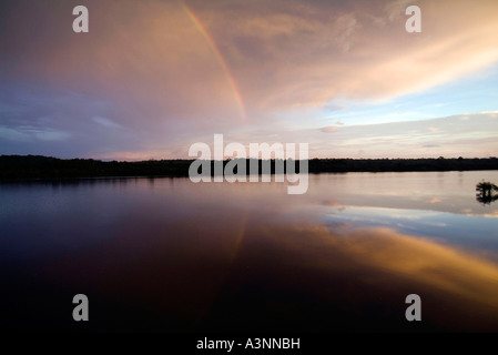 Rio Taruma et rainbow / Manaus Banque D'Images