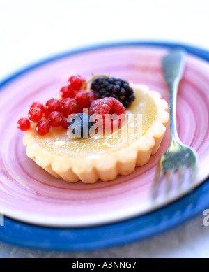 Tarte au citron aux fruits rouges sur le dessus Banque D'Images